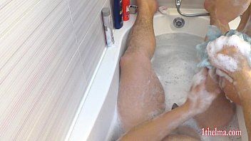 play Zijn vriendin komt over hem heen de badkamer binnen en wrijft over zijn pik