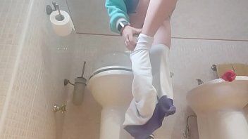 play Une MILF blonde est filmée dans la salle de bain quand elle urine