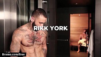 play Les hommes tatoués donnent à leurs types d'alifiuri fixes le pénis baise le cul