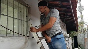 play Visto por el trabajador desnudo en el baño y penetrado por detrás