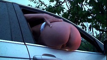 play La perra de grandes rizos penetrada en el coche de los clientes