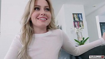 play Adolescent sexy avec une chatte serrée chevauchant une grosse bite