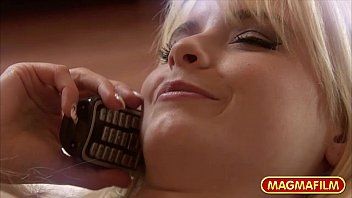 play El coño de la rubia folla con una polla que la folla