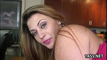 play Él le arranca los pantalones y tiene sexo con ella en su coño