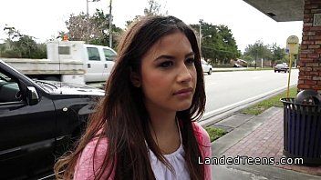play Um velho penetra um lindo xxx com filmes pornográficos públicos em público