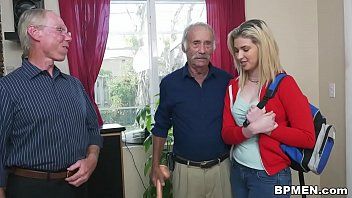 play Monica fa sesso anale con uno studente universitario e un uomo ricco