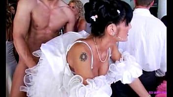 play Mamá le enseña a su hija lesbiana cómo comportarse con un hombre increíble