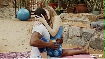 play Gli esercizi di yoga si trasformano in un intenso gioco di xxx in cui