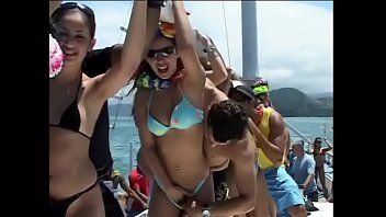play Participa en una fiesta privada donde los hombres la excitan con una botella de champagne a los coños