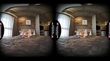 play Questa giovane bionda è sdraiata in mezzo alla camera da letto e si masturba da sola con varie cose