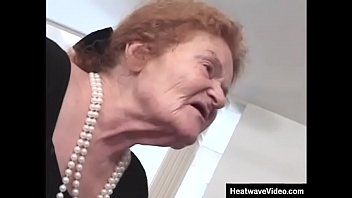 play Puta velha muito gorda que enfia a língua na boceta de um cara que usa