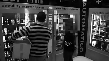 play Porno con dilettanti di Sibiu, filmato mentre lui si schiaffeggia il pene con le natiche