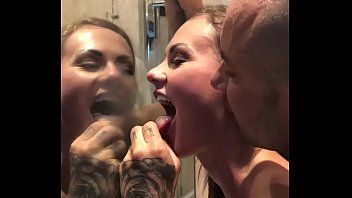 play Xxx avec une jeune femme aux grosses et belles fesses qui adore aller au lit