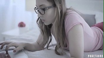 play يخترق مؤخرتها في الإسطبل ويريد تقبيل رقبتها في نفس الوقت