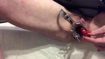 play Der Arzt penetriert beide Damen hart