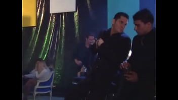 play Dos pollas a la vez en su culo y en su garganta recibe la tercera