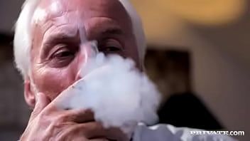 play امرأتان جميلتان قصيرتا القامة تقومان بفرك قضيب الرجل الذي يرقد عليه
