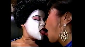 play Klassieke porno met vrouwen die elkaar neukten xxx