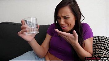 play Ela é fodida na bunda por um homem muito gostoso e ele quer fazê-la sentir