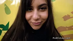 play O brunetă busty ia o pipă mare într-un camion public în aer liber
