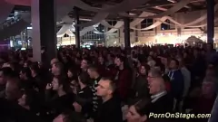 play Spectacol de vibratori lesbiene fierbinți pe scena publică