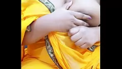 play Bangladesh Bhabhi's Big Bobbs & Sexy Moves