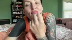 play Bunda enorme e buceta peluda brincando solo com grande vibrador