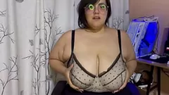 play BBW curvilínea com óculos esguichos por toda parte com brinquedos sexuais
