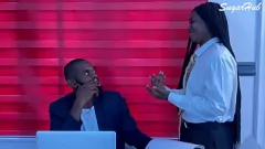 play Ebony Boss donne une balade à tout doggystyle sur une grosse bite noire