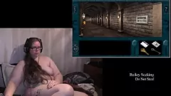 play Tour royale nue: joueur brune avec tatouage et perçage - partie 4