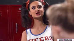 play Cheerleader Lesbiennes Eliza Ibarra & Coco Lovelock dans des vestiaires torrides rencontre