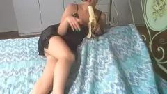 play Skinny Teen ingoia banana in pompino caldo porno