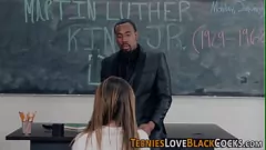 play Schwarzer Lehrer gibt den 18 -jährigen Teenager einen Hardcore interracialen Blowjob