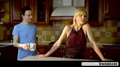 play Milf nanny Nadya Basinger avec d'énormes faux seins obtient une baise dure