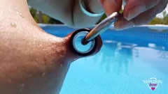 play Méllon extrême de la MILF percés s'étendant en maillot de bain transparent