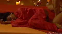 play Erotisch Desi-paar Ervaar magische intimiteit met sensuele oliemassage