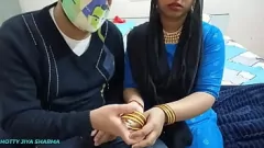 play Une MILF indienne chaude se fait baiser grossièrement par son fils dans une scène XXX hardcore avec du vrai sexe hard