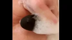 play Sensual chica amateur disfrutando del placer anal con un consolador y un vibrador en un baño de burbujas, que termina con una corrida caliente