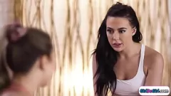 play عاطفي مثليه اليوغا المدرب يجعل الطالب التدفق مع بوسها الرطب في البرية عن طريق الفم جلسة الجنس