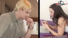 play Regardez cette petite ado britannique chaude avec de petits seins se faire défoncer dans cette vidéo porno maison