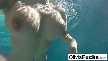 play Frau mit nackten Titten wird beim Sex im Pool gefilmt