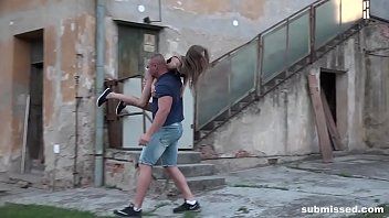 play Blonda luata cu japca de pe public si fututa intr-o cladire parasita