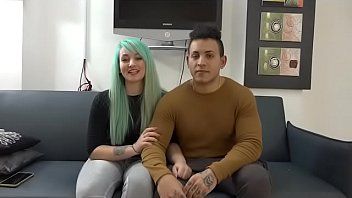 play Joven y sexy mujer teniendo sexo duro con su dotado amante